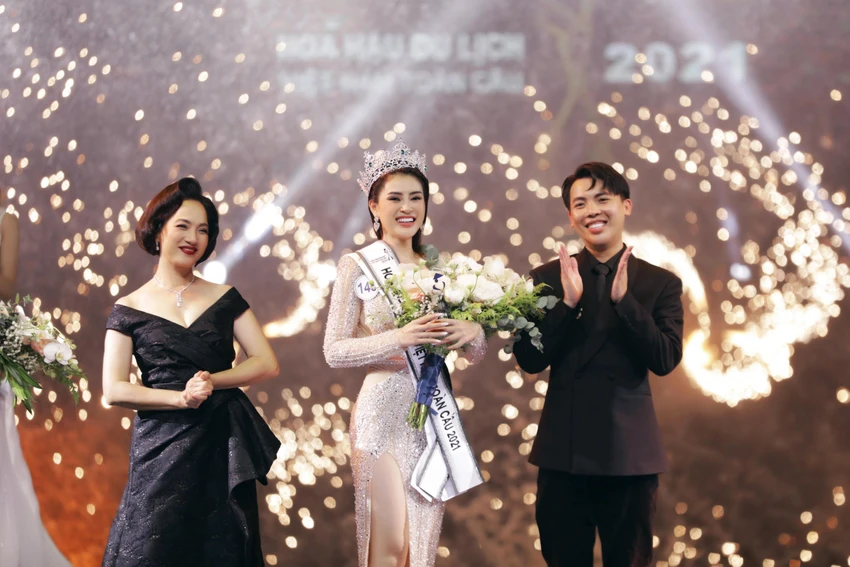 NSND Lê Khanh và ông Phạm Duy Khánh trao hoa, vương miện cho Hoa hậu Du lịch Việt Nam Toàn cầu Lý Kim Thảo. Ảnh: Kiengcan team NSND Lê Khanh và ông Phạm Duy Khánh trao hoa, vương miện cho Hoa hậu Du lịch Việt Nam Toàn cầu Lý Kim Thảo. Ảnh: Kiengcan team