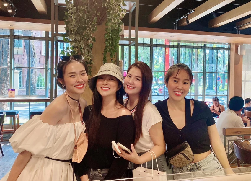 Diệp Bảo Ngọc bên bạn bè. Ảnh: FBNV Diệp Bảo Ngọc bên bạn bè. Ảnh: FBNV