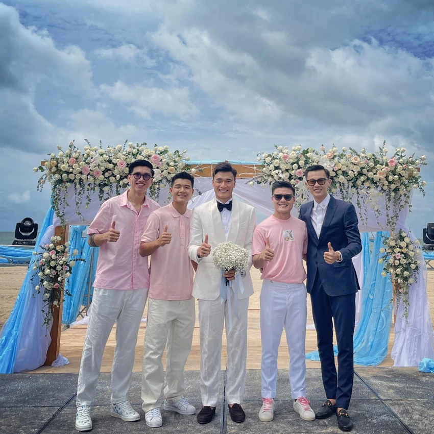 Quang Hải, Đức Chinh và Văn Hậu bảnh bao trong đám cưới bạn thân Bùi Tiến Dũng. Quang Hải, Đức Chinh và Văn Hậu bảnh bao trong đám cưới bạn thân Bùi Tiến Dũng.
