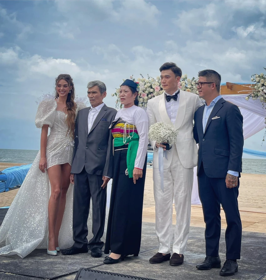 Vợ chồng thủ môn Bùi Tiến Dũng bên người thân. Ảnh: FB Phan Công Khanh Vợ chồng thủ môn Bùi Tiến Dũng bên người thân. Ảnh: FB Phan Công Khanh