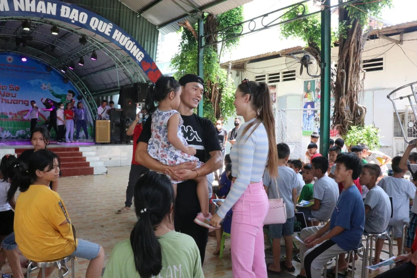 Hai vợ chồng thường đồng hành cùng nhau trong nhiều hoạt động thiện nguyện Hai vợ chồng thường đồng hành cùng nhau trong nhiều hoạt động thiện nguyện