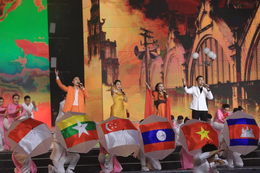 Tinh thần thể thao, đoàn kết của 11 quốc gia Đông Nam Á trong đêm bế mạc SEA Games 31 Tinh thần thể thao, đoàn kết của 11 quốc gia Đông Nam Á trong đêm bế mạc SEA Games 31