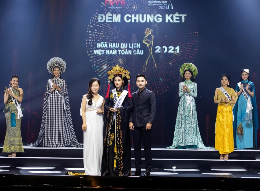 Ông Huy Nguyễn trao giải trong đêm chung kết Hoa hậu Du lịch Việt Nam Toàn cầu. Ảnh: Kiengcan Team Ông Huy Nguyễn trao giải trong đêm chung kết Hoa hậu Du lịch Việt Nam Toàn cầu. Ảnh: Kiengcan Team