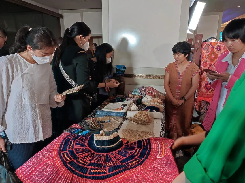 Sản phẩm dệt may của Việt Nam nhận được sự quan tâm của nhiều khách tham dự đặc biệt là các mặt hàng thổ cẩm. Ảnh: NGUYỄN TRÀ