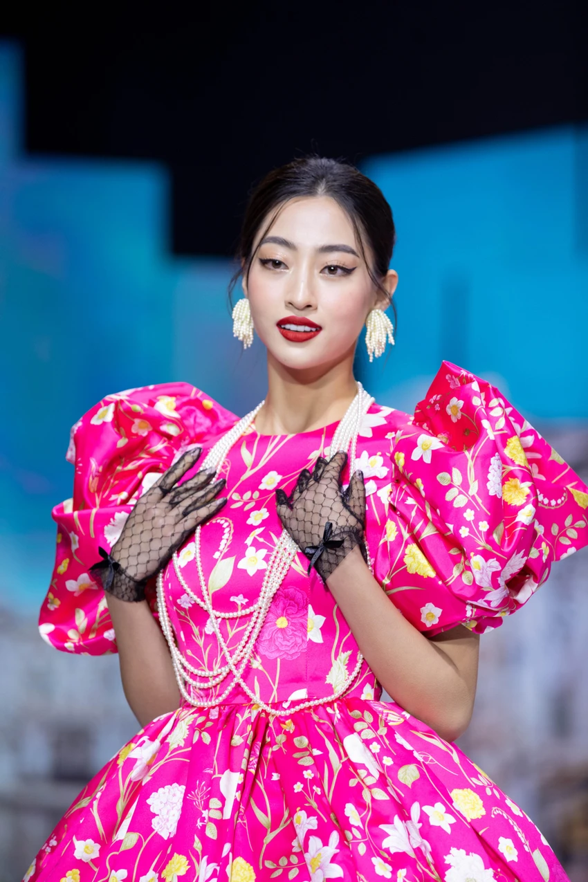 Hoa hậu Lương Thùy Linh giữ vị trí Vedette. Hoa hậu Lương Thùy Linh giữ vị trí Vedette.