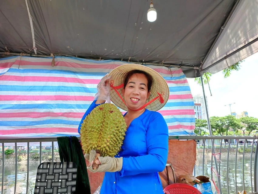 Chị Thuý Loan chia sẻ gia đình chị 3 đời bán sầu riêng. Ảnh: NGUYỄN TRÀ Chị Thuý Loan chia sẻ gia đình chị 3 đời bán sầu riêng. Ảnh: NGUYỄN TRÀ