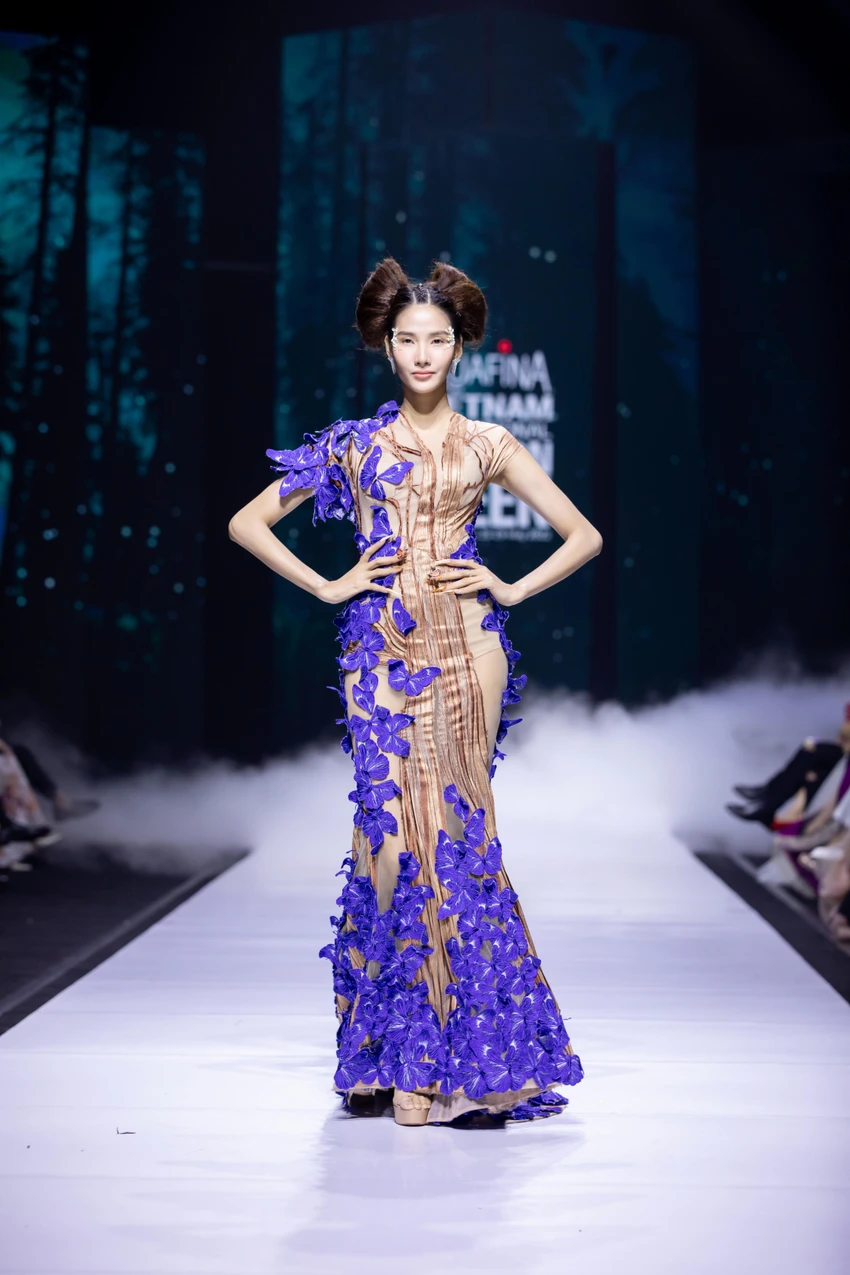Á hậu Hoàng Thùy mở màn trong trang phục của NTK Hoàng Hải Á hậu Hoàng Thùy mở màn trong trang phục của NTK Hoàng Hải