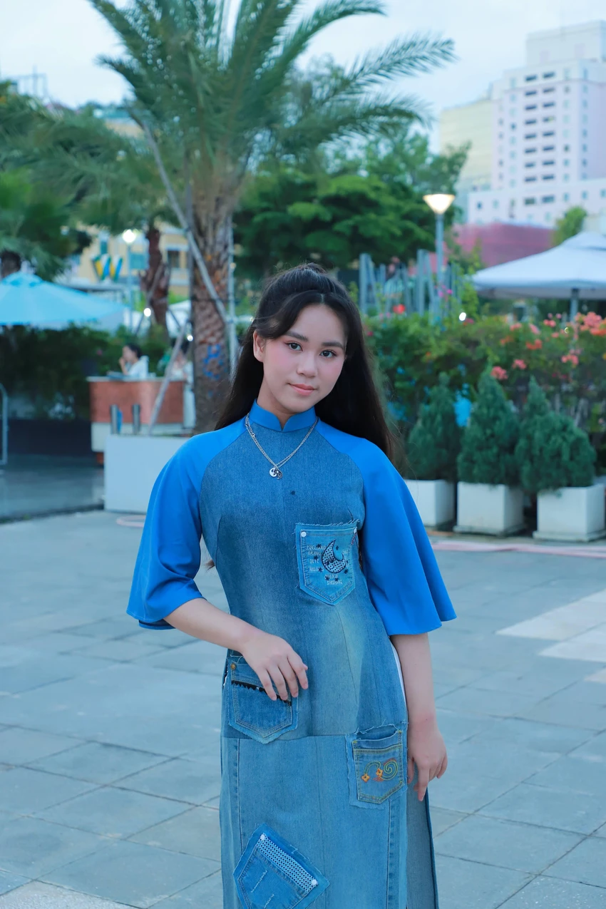 Hoa hậu 14 tuổi mặc áo dài tái chế từ 4 chiếc quần bò cũ. Ảnh: LƯU PHƯƠNG Hoa hậu 14 tuổi mặc áo dài tái chế từ 4 chiếc quần bò cũ. Ảnh: LƯU PHƯƠNG