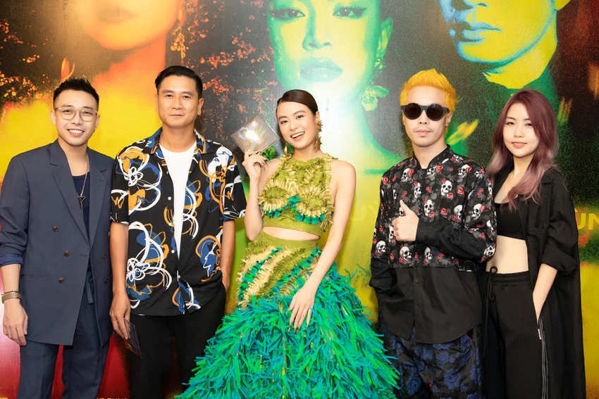 Những người thầm lặng đồng hành cùng Hoàng Thùy Linh trong MV "Đánh đố" Những người thầm lặng đồng hành cùng Hoàng Thùy Linh trong MV "Đánh đố"