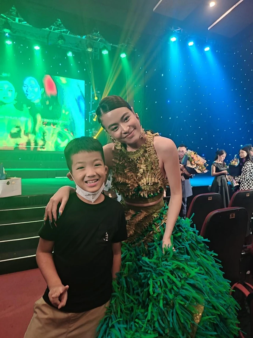 Hoàng Thùy Linh chụp hình cùng fan nhí. Ảnh: NGUYỄN TRÀ Hoàng Thùy Linh chụp hình cùng fan nhí. Ảnh: NGUYỄN TRÀ