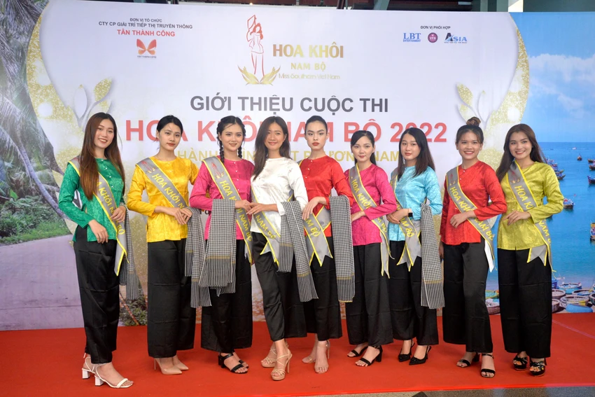 Mỹ nhân Nam Bộ khoe sắc trong áo bà ba và khăn rằn. Ảnh: NGUYỄN TRÀ Mỹ nhân Nam Bộ khoe sắc trong áo bà ba và khăn rằn. Ảnh: NGUYỄN TRÀ