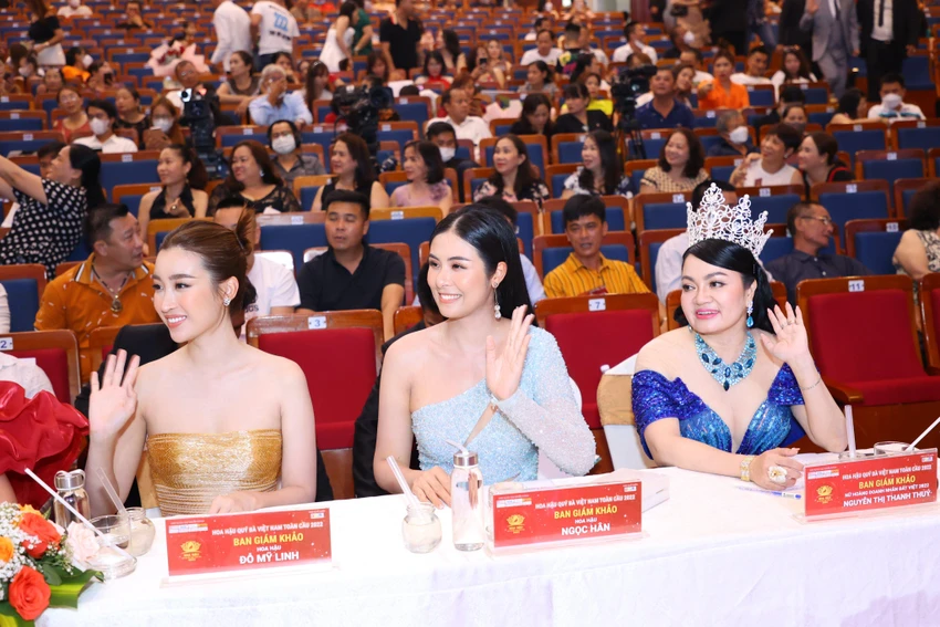 Hoa hậu Đỗ Mỹ Linh và Hoa hậu Ngọc Hân trong vị trí giám khảo cuộc thi Hoa hậu Quý bà Việt Nam Toàn cầu 2022 Hoa hậu Đỗ Mỹ Linh và Hoa hậu Ngọc Hân trong vị trí giám khảo cuộc thi Hoa hậu Quý bà Việt Nam Toàn cầu 2022
