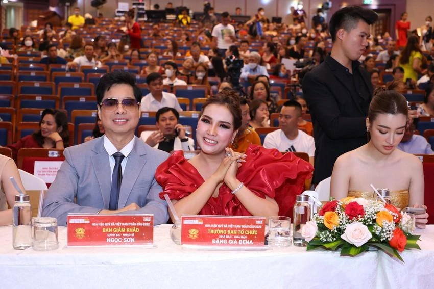 Danh ca Ngọc Sơn và bà Đặng Gia Bena