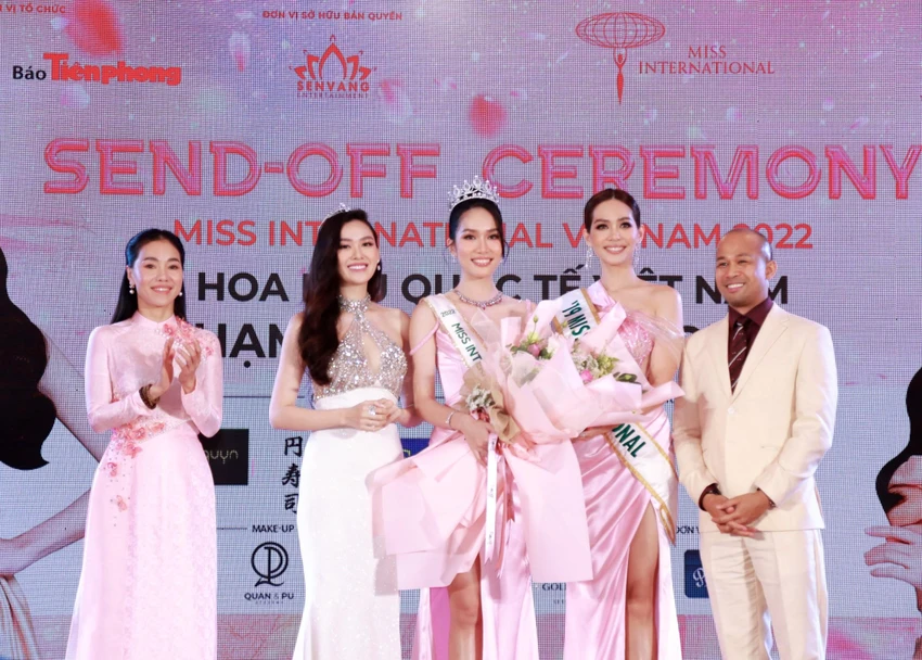 Phương Anh chính thức là đại diện Việt Nam tham dự Hoa hậu Quốc tế 2022. Bà Phạm Kim Dung (ngoài cùng bên phải) là một trong hai người phụ nữ có ảnh hưởng lớn với á hậu Phương Anh. Phương Anh chính thức là đại diện Việt Nam tham dự Hoa hậu Quốc tế 2022. Bà Phạm Kim Dung (ngoài cùng bên phải) là một trong hai người phụ nữ có ảnh hưởng lớn với á hậu Phương Anh.