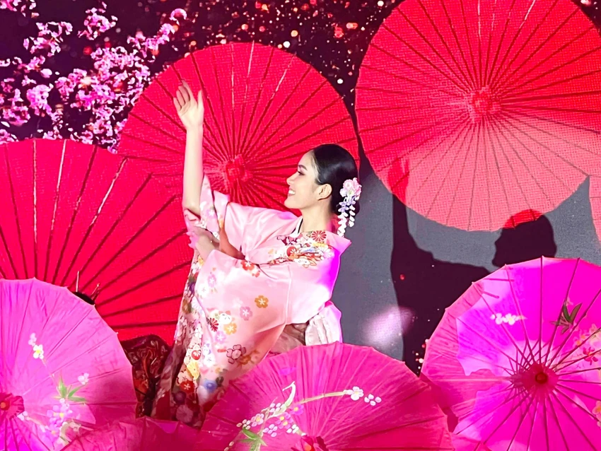 Á hậu Phương Anh múa yosakoi. Ảnh: TIỂU TÂN Á hậu Phương Anh múa yosakoi. Ảnh: TIỂU TÂN
