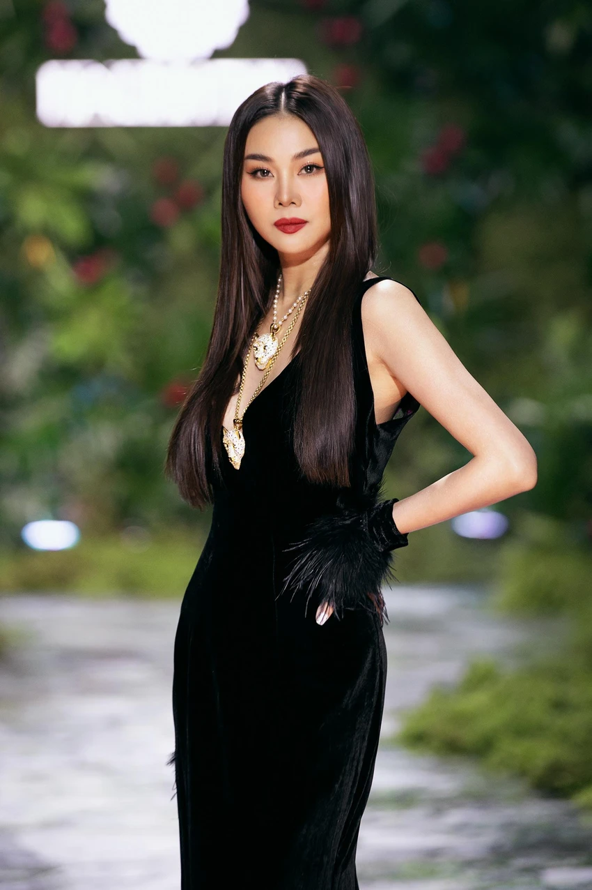 Thanh Hằng diện bộ váy nhung đen đơn giản nhưng đầy thần thái, lôi cuốn mọi ánh nhìn Thanh Hằng diện bộ váy nhung đen đơn giản nhưng đầy thần thái, lôi cuốn mọi ánh nhìn