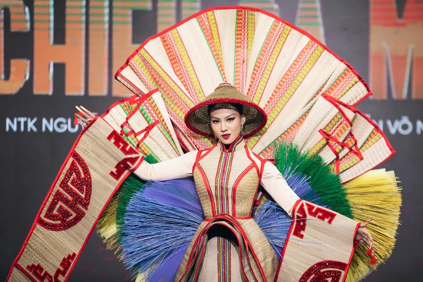 Trang phục dân tộc "Chiếu Cà Mau" của nhà thiết kế Nguyễn Quốc Việt đến từ trường Đại học Tôn Đức Thắng. Người đẹp Ngọc Anh là người thổi hồn vào bộ trang phục này. Ảnh: Kiengcan Team