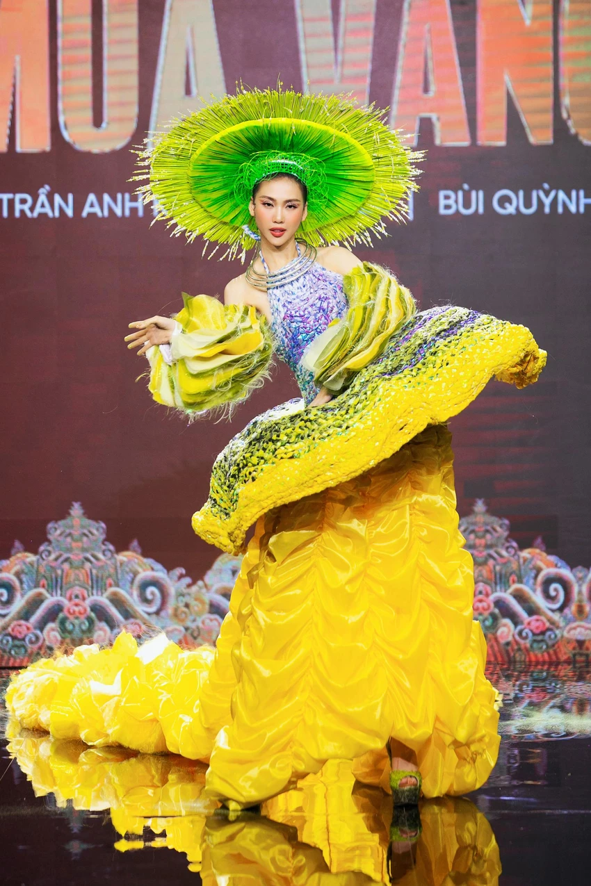 Người đẹp Bùi Quỳnh Hoa trong trang phục Mùa vàng - Nhà thiết kế Trần Anh Khoa đến từ trường Đại học Công nghệ TP.HCM