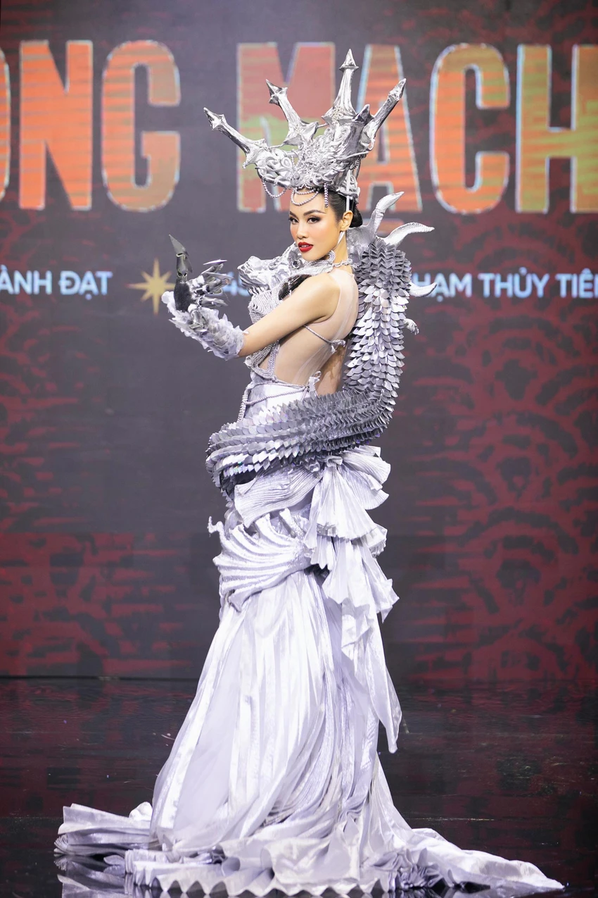 Thủy Tiên trong trang phục Long Mạch của Nhà thiết kế Võ Thành Đạt (Trường Đại học Văn Lang). Không chỉ sở hữu câu chuyện hay, trình độ học vấn cao, giỏi ngoại ngữ, Hoa khôi Ngoại thương còn ghi điểm bởi khả năng trình diễn, sự nỗ lực hoàn thiện mình.