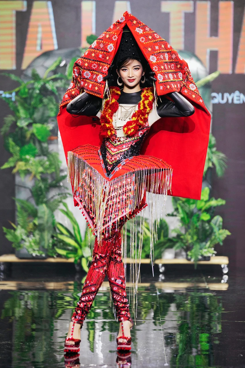 Trang phục Tình ta là thác đổ của Nhà thiết kế Phạm Bá Phúc (Trường Đại học Sư phạm Kỹ thuật TP.HCM)