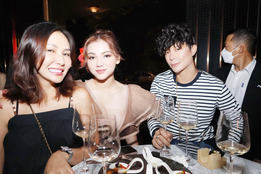 Cô gái xinh đẹp xuất hiện cạnh Nathan Lee mới đây