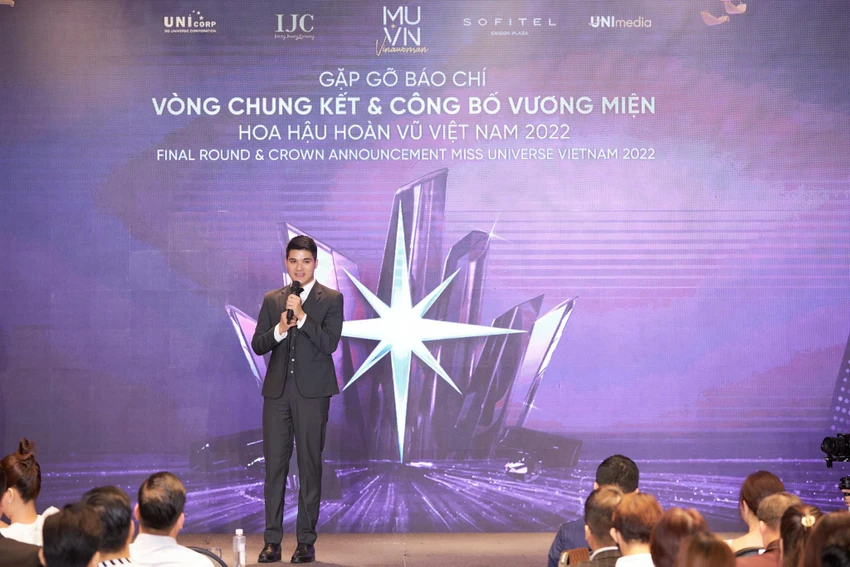 Gặp gỡ báo chí vòng chung kết và công bố vương miện Hoa hậu Hoàn vũ Việt Nam 2022, CEO Trần Việt Bảo Hoàng nhấn mạnh sự đề cao kĩ năng ứng xử, giao tiếp trước đám đông.Về vấn đề Tiếng Anh tốt có phải yếu tố quyết định, ông Trần Việt Bảo Hoàng nói rằng: “Tiếng Anh tốt thì tốt, tiếng có tư duy, nội dung, có trải nghiệm có chiều sâu và nắm được tâm hồn. Có tiếng anh tốt là điểm cộng, là lợi thế. Nhưng người đăng quang không chỉ có Tiếng anh không. Đó phải là người hội tụ nhiều yếu tố” Gặp gỡ báo chí vòng chung kết và công bố vương miện Hoa hậu Hoàn vũ Việt Nam 2022, CEO Trần Việt Bảo Hoàng nhấn mạnh sự đề cao kĩ năng ứng xử, giao tiếp trước đám đông.Về vấn đề Tiếng Anh tốt có phải yếu tố quyết định, ông Trần Việt Bảo Hoàng nói rằng: “Tiếng Anh tốt thì tốt, tiếng có tư duy, nội dung, có trải nghiệm có chiều sâu và nắm được tâm hồn. Có tiếng anh tốt là điểm cộng, là lợi thế. Nhưng người đăng quang không chỉ có Tiếng anh không. Đó phải là người hội tụ nhiều yếu tố”