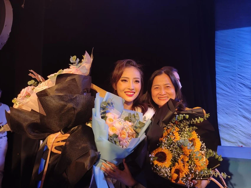 Vai diễn Mộng Nhỏ là một trong những điểm nhấn đặc biệt của vở diễn này. Ảnh: NGUYỄN TRÀ Vai diễn Mộng Nhỏ là một trong những điểm nhấn đặc biệt của vở diễn này. Ảnh: NGUYỄN TRÀ
