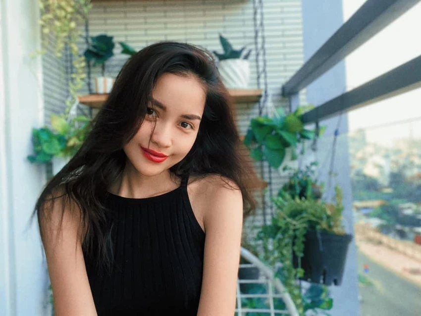 Ngọc Châu sở hữu đường nét thanh thoát, khả năng giao tiếp thuyết trình tốt. Ảnh: FBNV