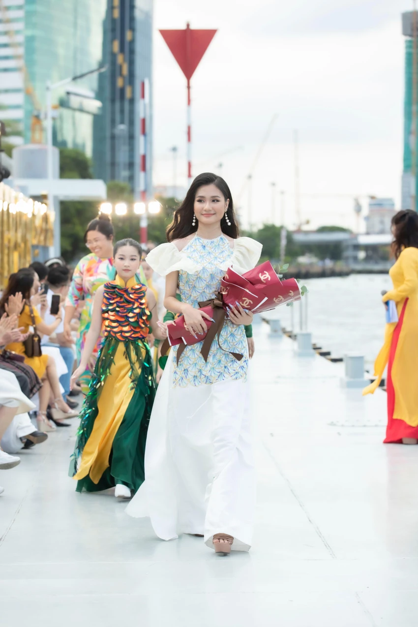 ‘Bù Tọt’ Ngân Chi và dàn mẫu nhí trình diễn trên Bến Bạch Đằng ảnh 4 ‘Bù Tọt’ Ngân Chi và dàn mẫu nhí trình diễn trên Bến Bạch Đằng ảnh 4