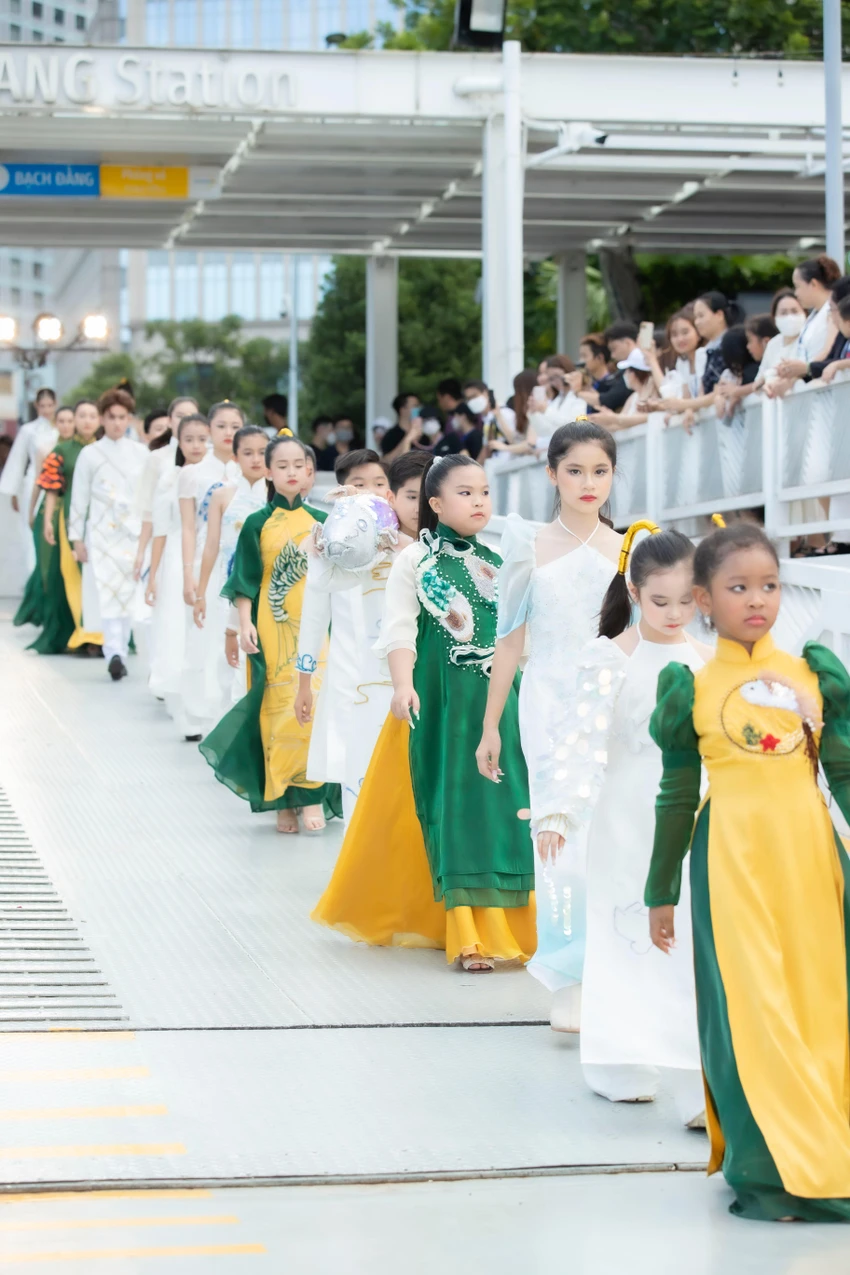 Mẫu nhí trình diễn BST Cá chép hoá rồng của NTK Phương Hồ Mẫu nhí trình diễn BST Cá chép hoá rồng của NTK Phương Hồ