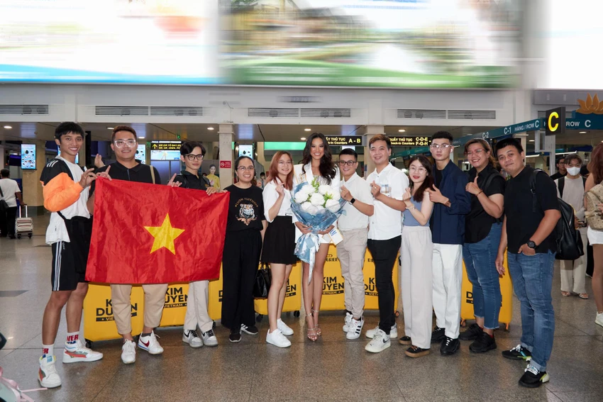 Biệt đội ra sân bay Tân Sơn Nhất tiễn Kim Duyên thi Hoa hậu Siêu quốc gia. ẢNH: SANG ĐÀO Biệt đội ra sân bay Tân Sơn Nhất tiễn Kim Duyên thi Hoa hậu Siêu quốc gia. ẢNH: SANG ĐÀO