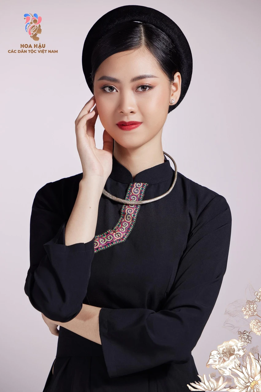 Lục Khánh Chi trong trang phục dân tộc Tày. Trang phục Tày nữ giới gồm áo cánh, áo dài năm thân, quần váy, thắt lưng, khăn đội đầu, hài vải. Phụ nữ Tày còn thắt lưng bằng những tấm vải chàm hay đũi dài khoảng hai sải tay làm tăng thêm vẻ duyên dáng nhất là với thanh nữ.