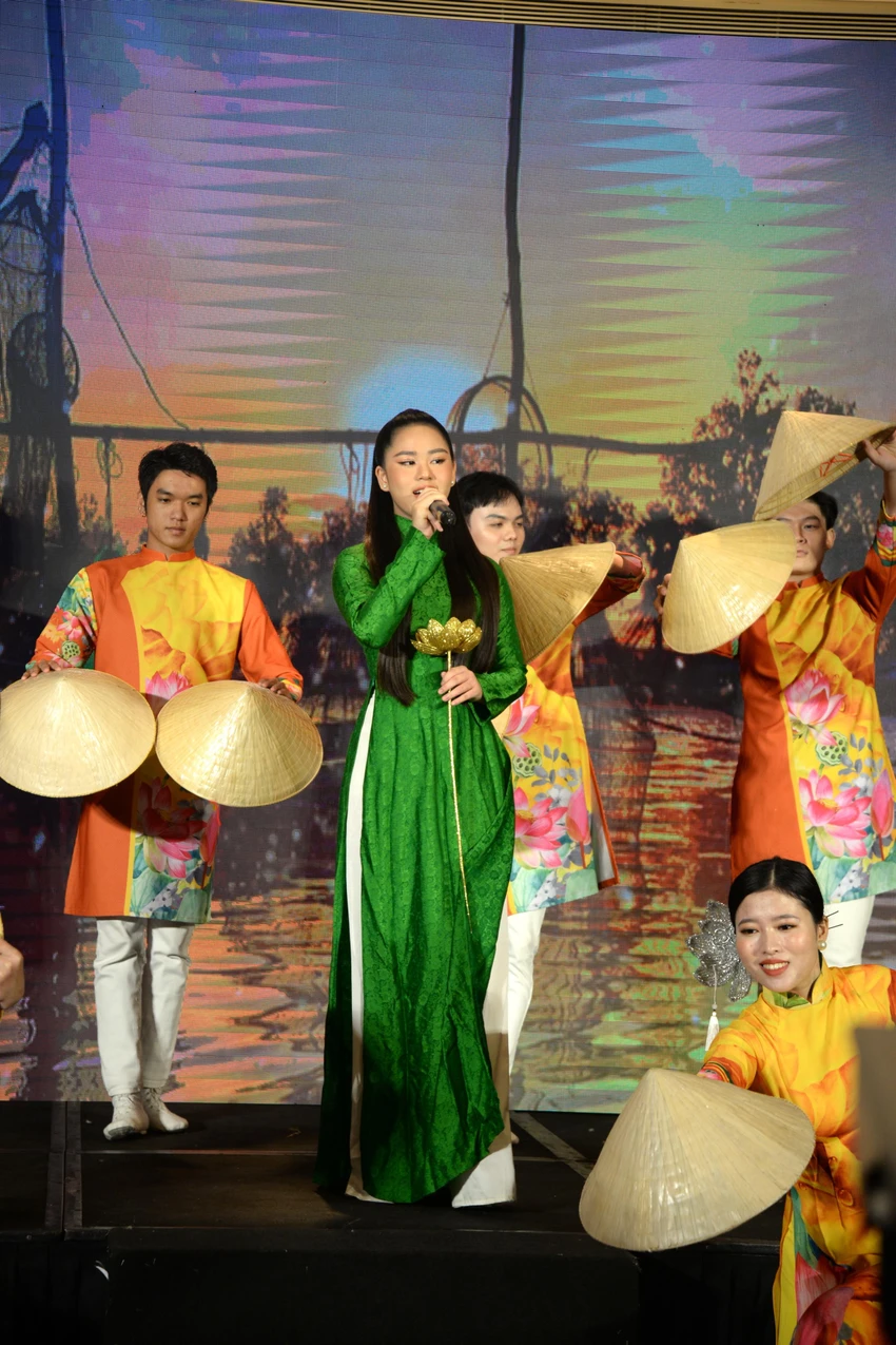 Hoa hậu Bella Vũ hát mở đầu chương trình. Ảnh: NGUYỄN TRÀ Hoa hậu Bella Vũ hát mở đầu chương trình. Ảnh: NGUYỄN TRÀ