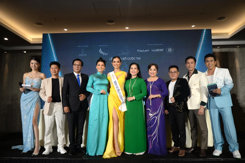 Hoa hậu Mutya Johanna Datul khoe sắc bên ban giám khảo và ban tổ chức cuộc thi. Ảnh: NGUYỄN TRÀ Hoa hậu Mutya Johanna Datul khoe sắc bên ban giám khảo và ban tổ chức cuộc thi. Ảnh: NGUYỄN TRÀ