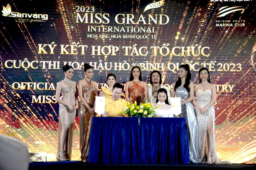 Nghi thức kí kết nhằm đánh dấu chính thức công bố Việt Nam là quốc gia đăng cai cuộc thi Miss Grand International – Hoa hậu Hòa bình Việt Nam vào năm 2023. Ảnh: NGUYỄN TRÀ