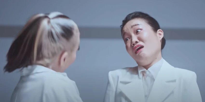Lê Thụy cô gái bán quần xà lỏn hài hước trong MV Lê Thụy cô gái bán quần xà lỏn hài hước trong MV