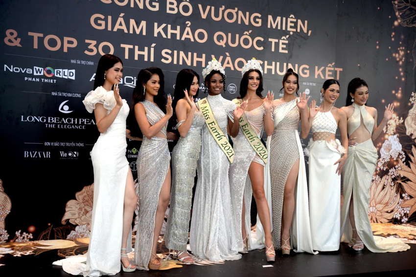 Hai giám khảo Quốc tế là Hoa hậu Trái đất 2021 Destiny Evelyn Wagner và Hoa hậu Trái đất Lindsey Coffey chụp hình cùng các thí sinh Hoa hậu các dân tộc Việt Nam. Ảnh: NGUYỄN TRÀ Hai giám khảo Quốc tế là Hoa hậu Trái đất 2021 Destiny Evelyn Wagner và Hoa hậu Trái đất Lindsey Coffey chụp hình cùng các thí sinh Hoa hậu các dân tộc Việt Nam. Ảnh: NGUYỄN TRÀ