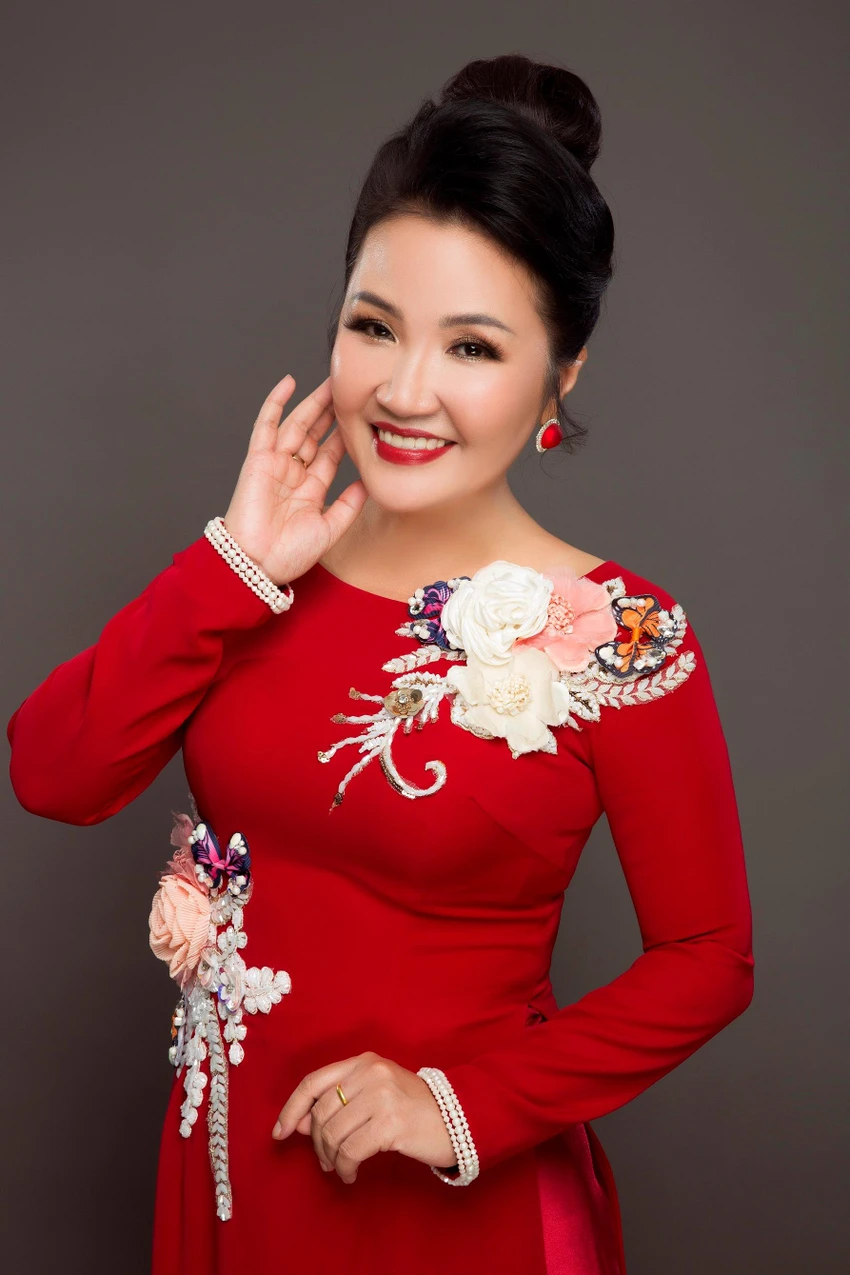 Ngân Quỳnh diện áo dài, khoe nhan sắc trẻ trung ở tuổi 55. Ảnh: BẢO LÊ