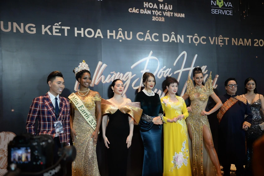 H’Hen Niê diện áo dài thổ cẩm tại chung kết Hoa hậu các dân tộc Việt Nam ảnh 8