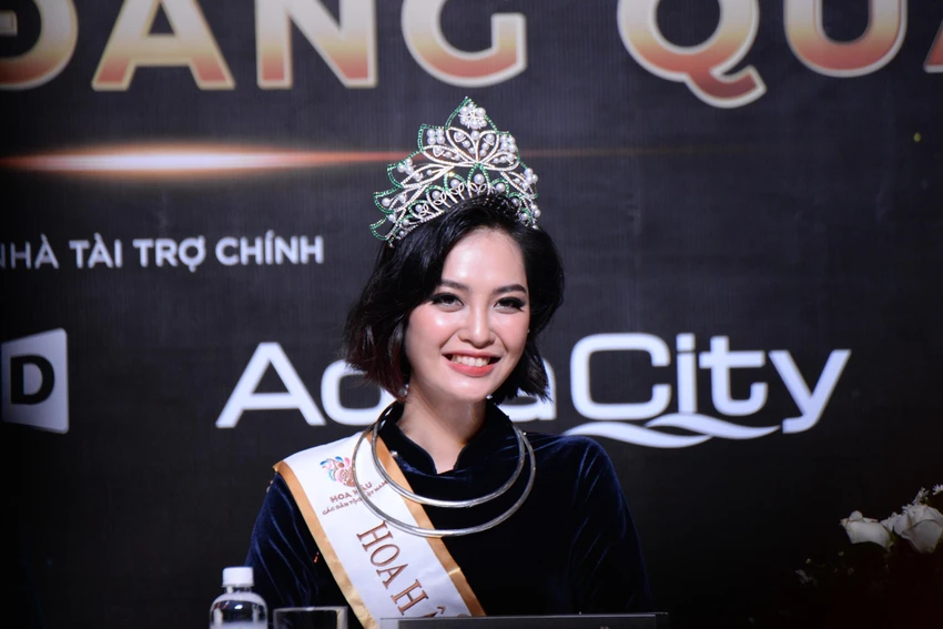 Nông Thúy Hằng - cô gái Tày đăng quang Hoa hậu các dân tộc Việt Nam. Nông Thúy Hằng - cô gái Tày đăng quang Hoa hậu các dân tộc Việt Nam.