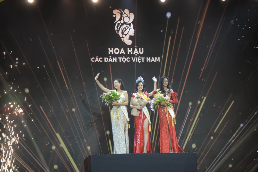 Top 3 Hoa hậu các dân tộc Việt Nam. Top 3 Hoa hậu các dân tộc Việt Nam.