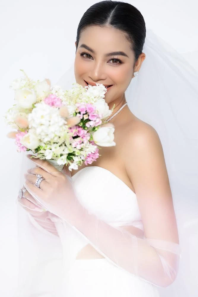 Lối trang điểm nhẹ nhàng, tinh tế khoe nhan sắc rạng rỡ quyến rũ của Hoa hậu Phạm Hương Lối trang điểm nhẹ nhàng, tinh tế khoe nhan sắc rạng rỡ quyến rũ của Hoa hậu Phạm Hương