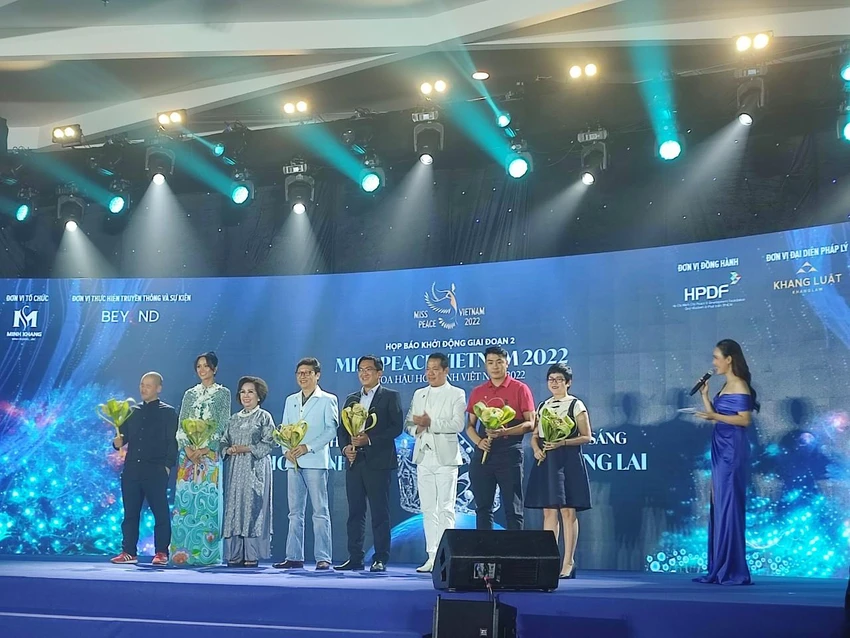 Khác với nhiều cuộc thi nhan sắc, BTC Miss Peace Vietnam tặng hoa dừa (hoa làm từ lá dừa) gửi đến các giám khảo, khách mời. Ảnh: NGUYỄN TRÀ Khác với nhiều cuộc thi nhan sắc, BTC Miss Peace Vietnam tặng hoa dừa (hoa làm từ lá dừa) gửi đến các giám khảo, khách mời. Ảnh: NGUYỄN TRÀ