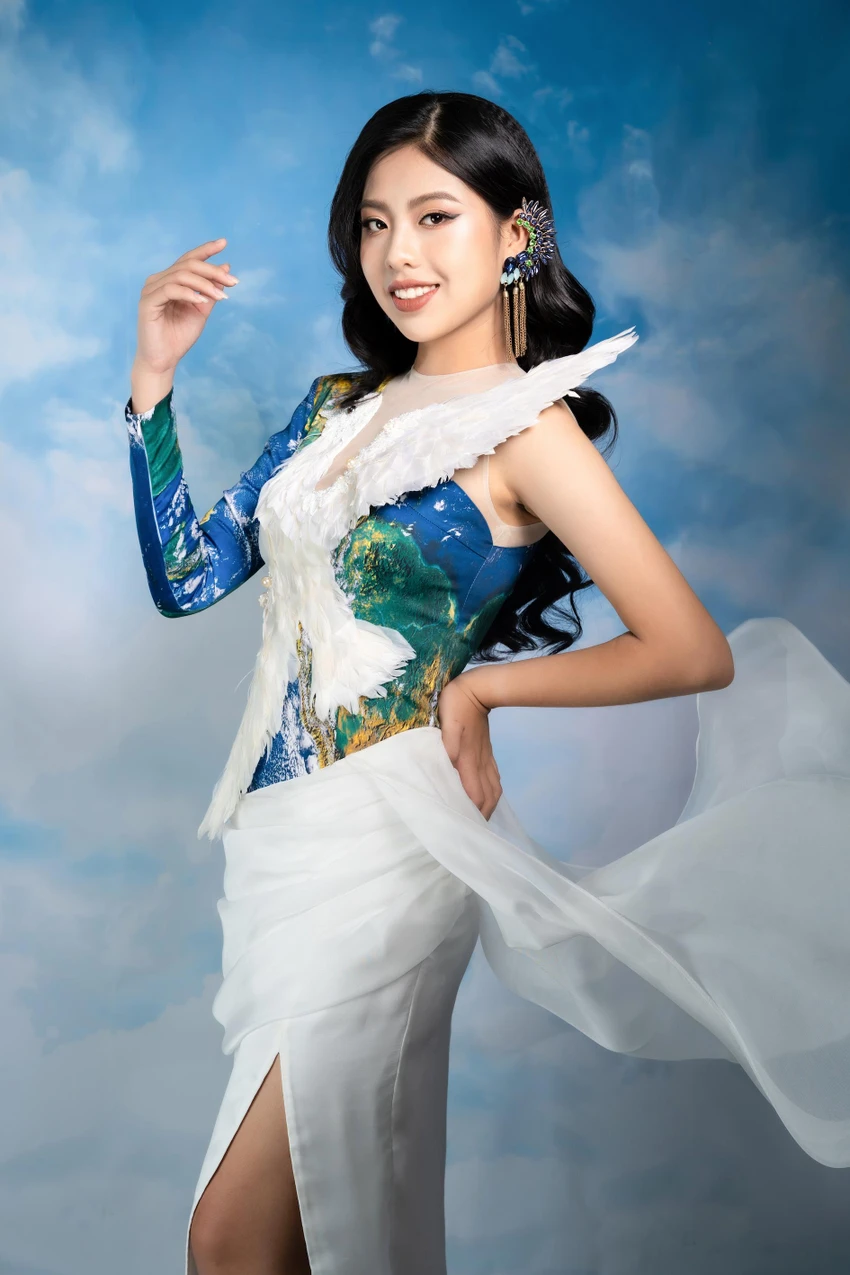 Ngô Ngọc Gia Hân - Miss Teen International Vietnam 2021 trong trang phục dạ hội. Trang phục lấy ý tưởng từ chim bồ câu trắng bay trên bầu trời thể hiện khát vọng hoà bình