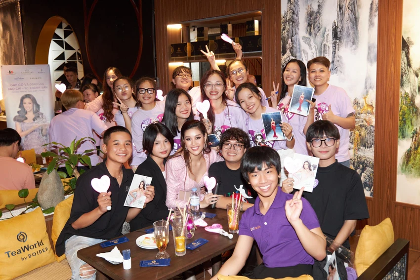 Hoa hậu Khánh Vân tổ chức hoạt động Fan Meeting dành cho các khán giả đã đồng hành, dõi theo và ủng hộ cô trong gần ba năm qua. Ảnh: SANG ĐÀO Hoa hậu Khánh Vân tổ chức hoạt động Fan Meeting dành cho các khán giả đã đồng hành, dõi theo và ủng hộ cô trong gần ba năm qua. Ảnh: SANG ĐÀO