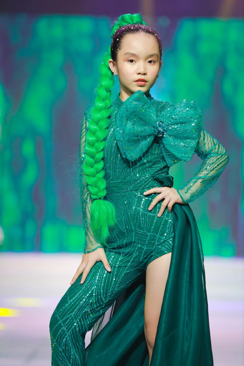 Hoàng Thùy, Mâu Thủy, Lệ Hằng diễn thời trang cùng các em nhỏ ảnh 6