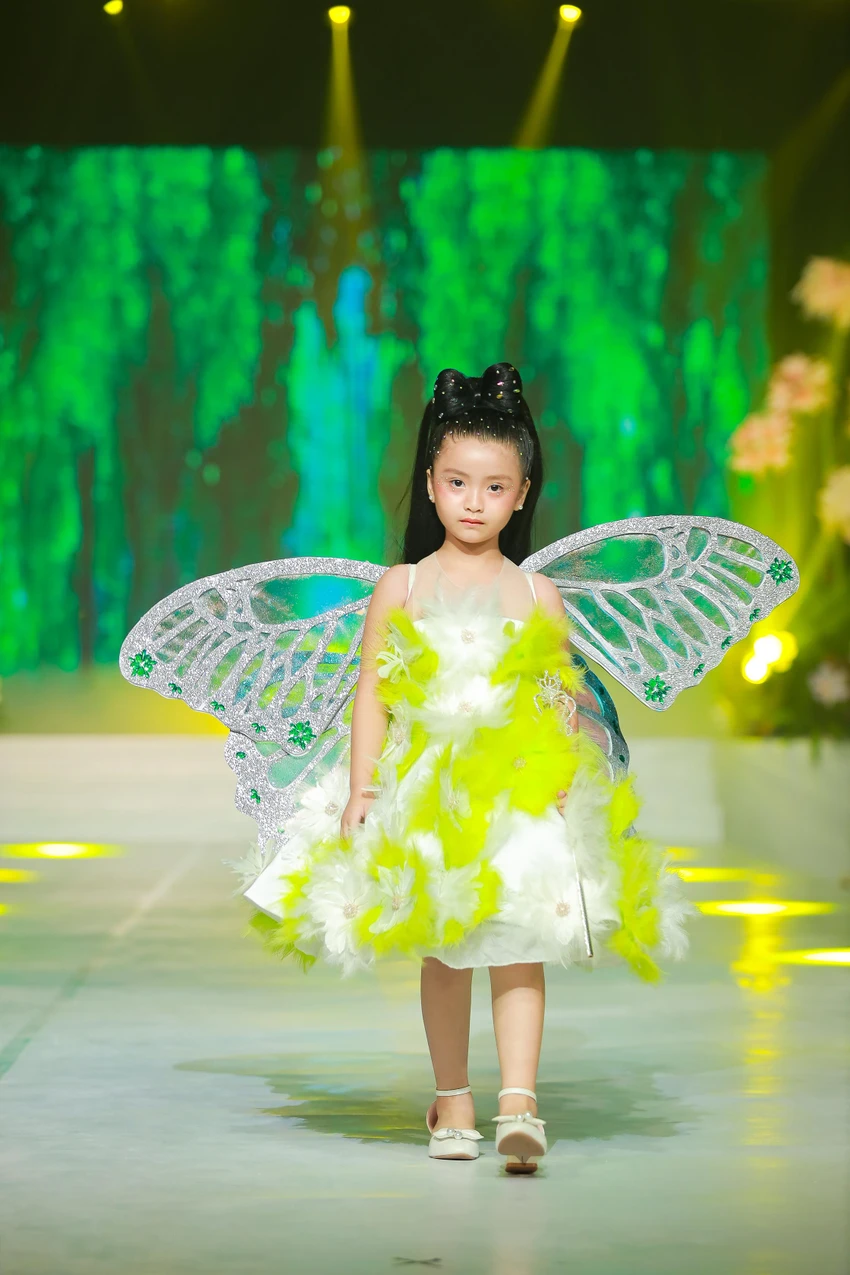 Thiên thần nhí trong trang phục của NTK Kelbin Phạm