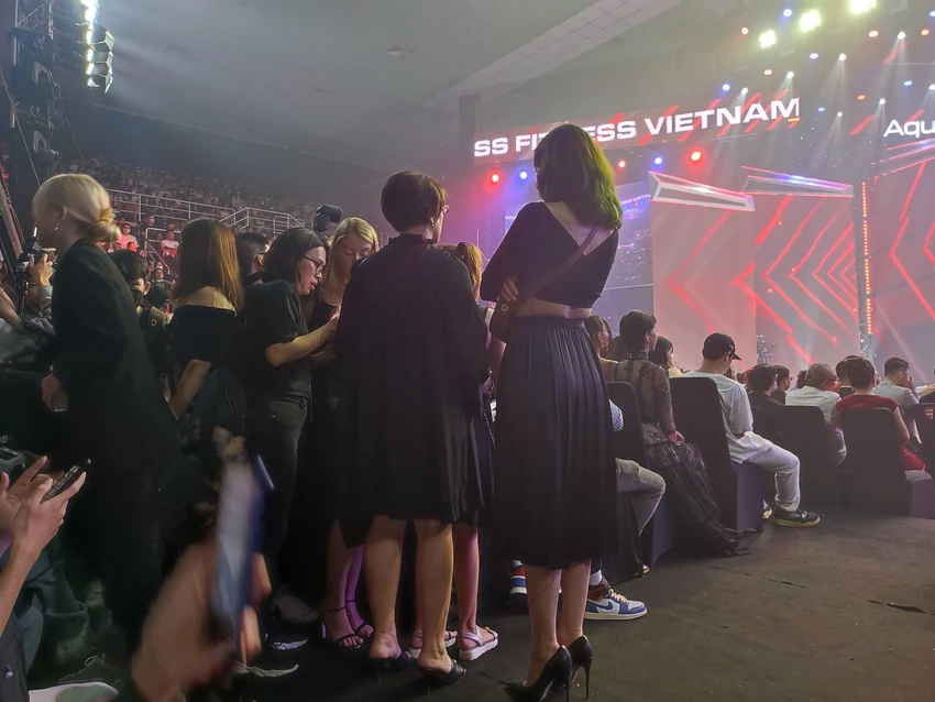 Nhiều khán giả phải đứng dù có vé ngồi. Ảnh: NGUYỄN TRÀ Nhiều khán giả phải đứng dù có vé ngồi. Ảnh: NGUYỄN TRÀ