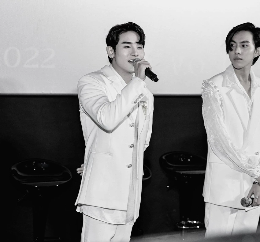 Ca sĩ Trương Hữu Vinh (V.O) đảm nhận vai trò sub vocalist (hát phụ) và visual (hình ảnh nổi bật) của nhóm Ca sĩ Trương Hữu Vinh (V.O) đảm nhận vai trò sub vocalist (hát phụ) và visual (hình ảnh nổi bật) của nhóm