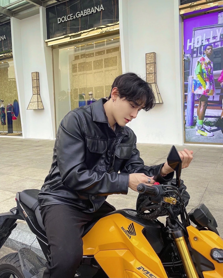 Trương Hữu Vinh ghi điểm bởi vẻ ngoài điển trai, gương mặt góc cạnh. Trương Hữu Vinh ghi điểm bởi vẻ ngoài điển trai, gương mặt góc cạnh.